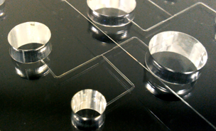 ＊現在、ヨダカ技研から販売されているポンプレスドロップレットチップの原形となったマイクロ流体チップ